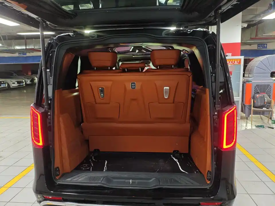 Mercedes-Benz Vito 2023 2.0T Elite 7 мест