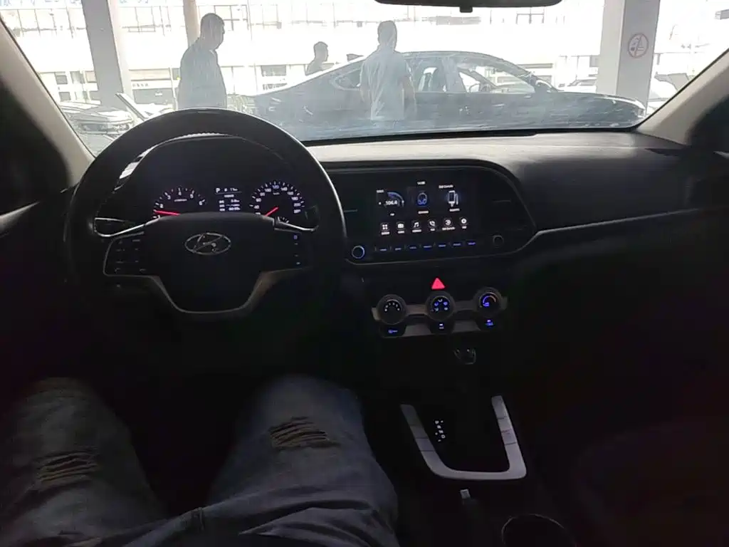 Hyundai Elantra — миниатюра 6