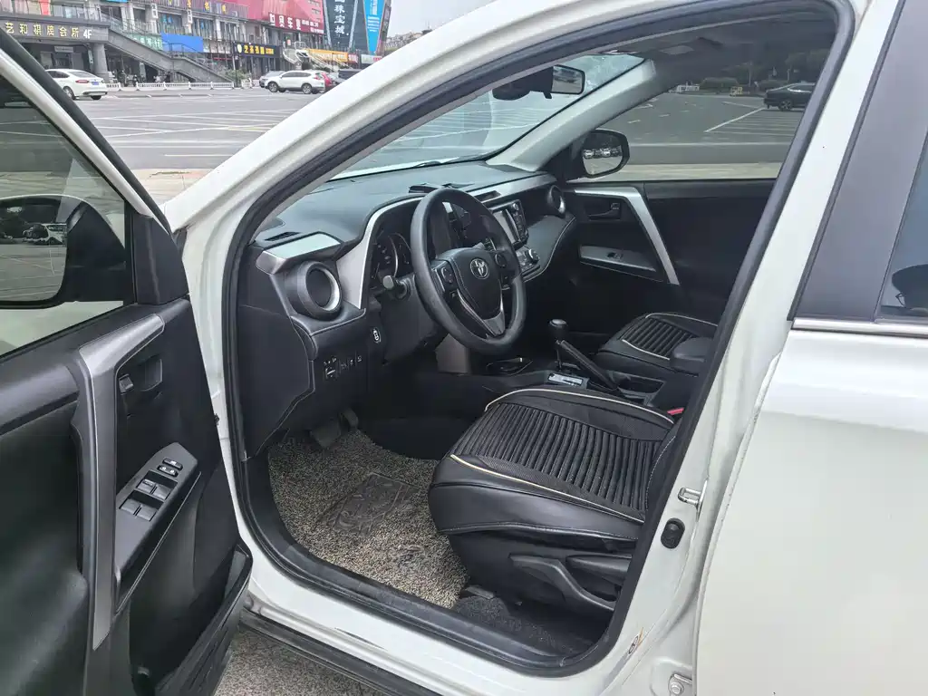 Toyota RAV4 - фото 8