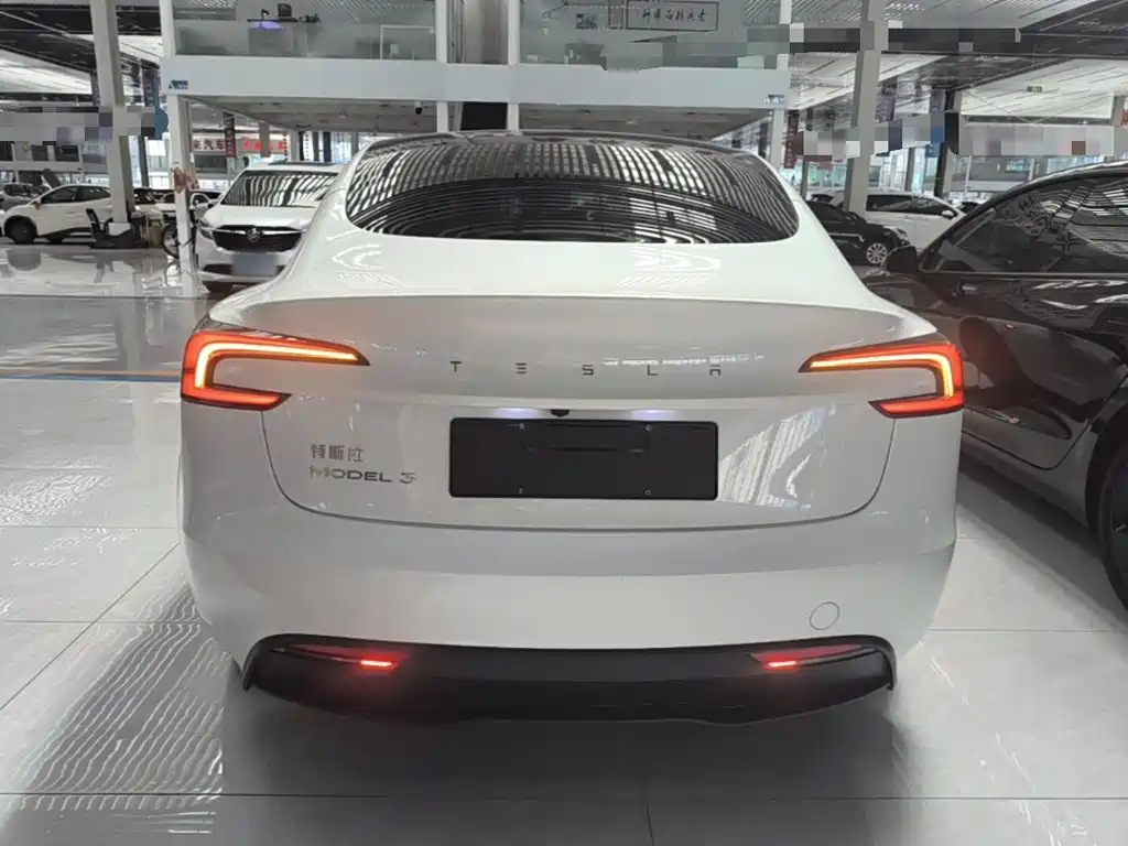 Tesla Model 3 — миниатюра 6