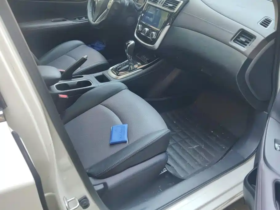 Nissan Tiida — миниатюра 8