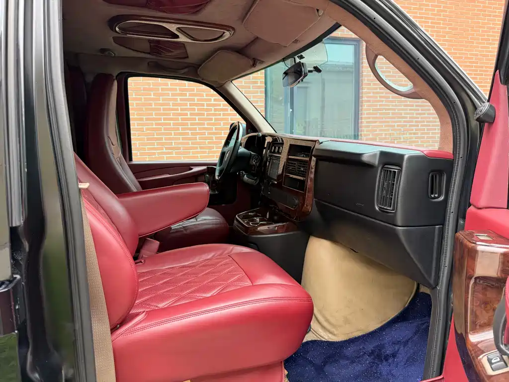 GMC Savana — миниатюра 11
