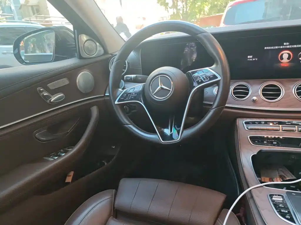 Mercedes-Benz E-Class — миниатюра 11