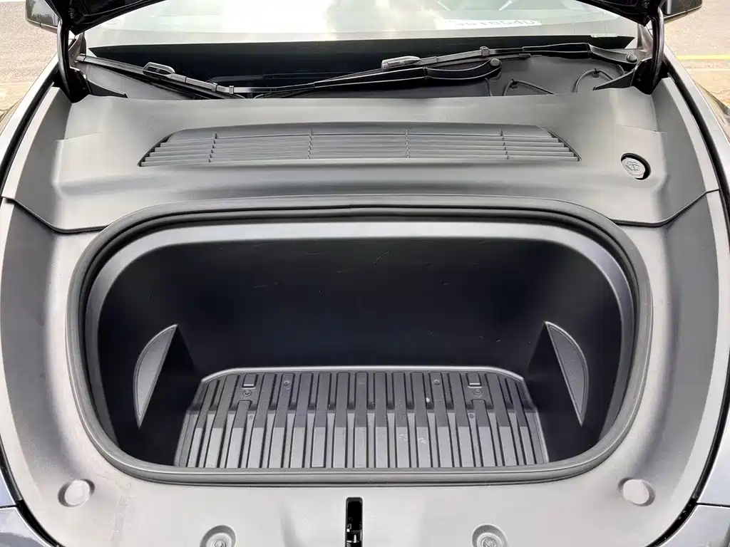 Tesla Model Y — миниатюра 20