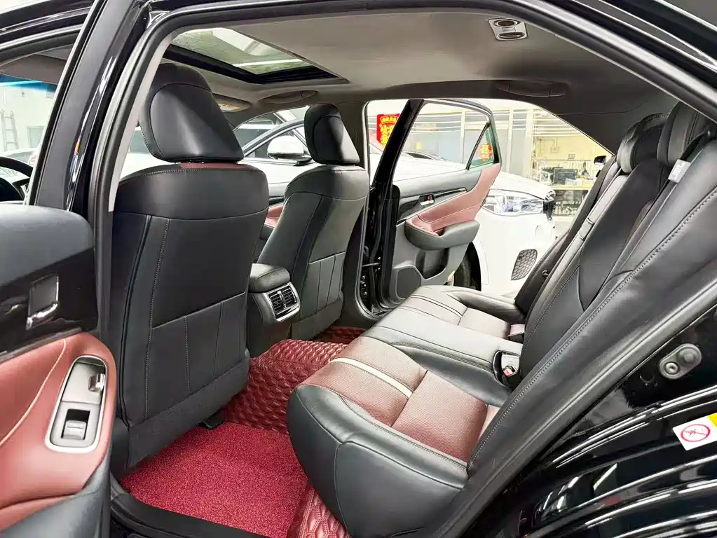 Toyota Crown — миниатюра 8