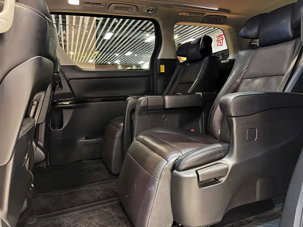 Toyota Alphard — миниатюра 23