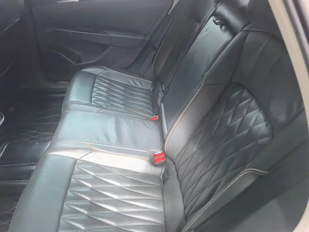 Volkswagen Passat PHEV — миниатюра 13