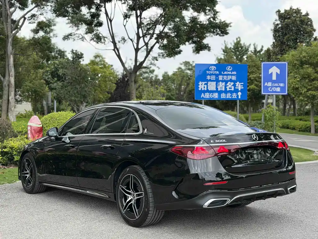 Mercedes-Benz E-Class — миниатюра 9