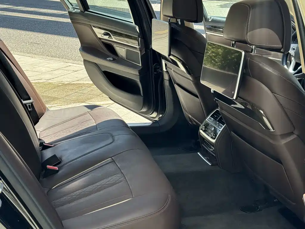 BMW 7 Series — миниатюра 12