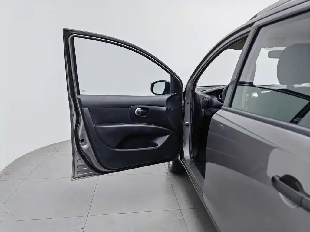 Nissan Livina — миниатюра 8