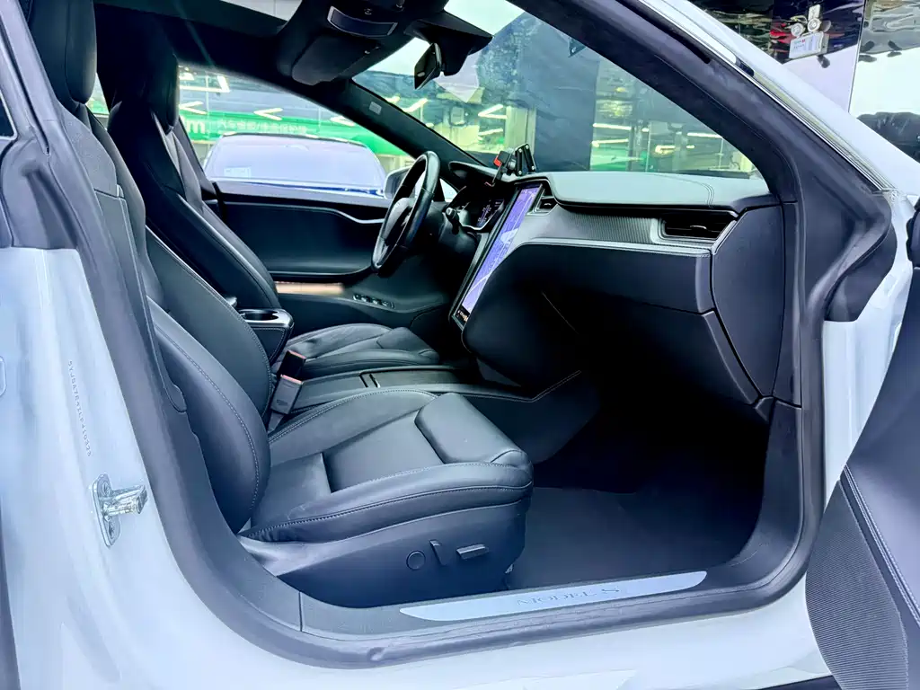 Tesla Model S — миниатюра 10