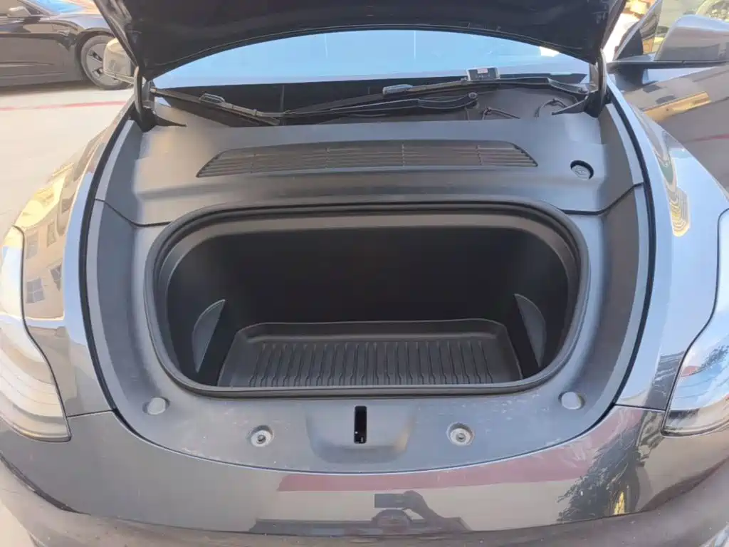 Tesla Model Y — миниатюра 20