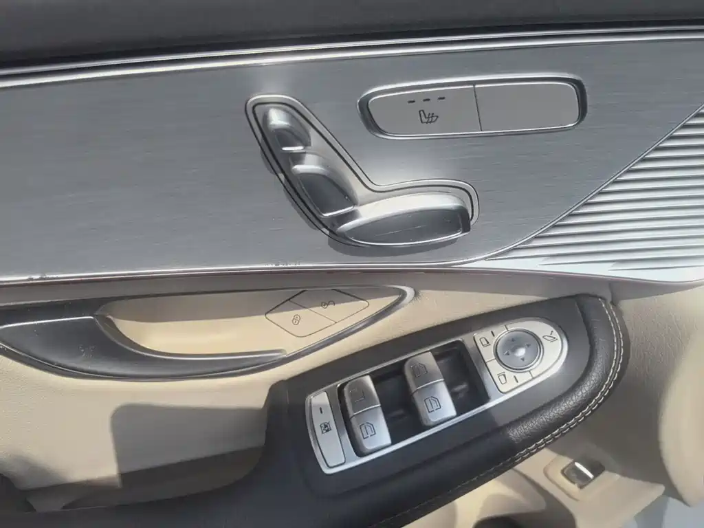 Mercedes-Benz EQC — миниатюра 12
