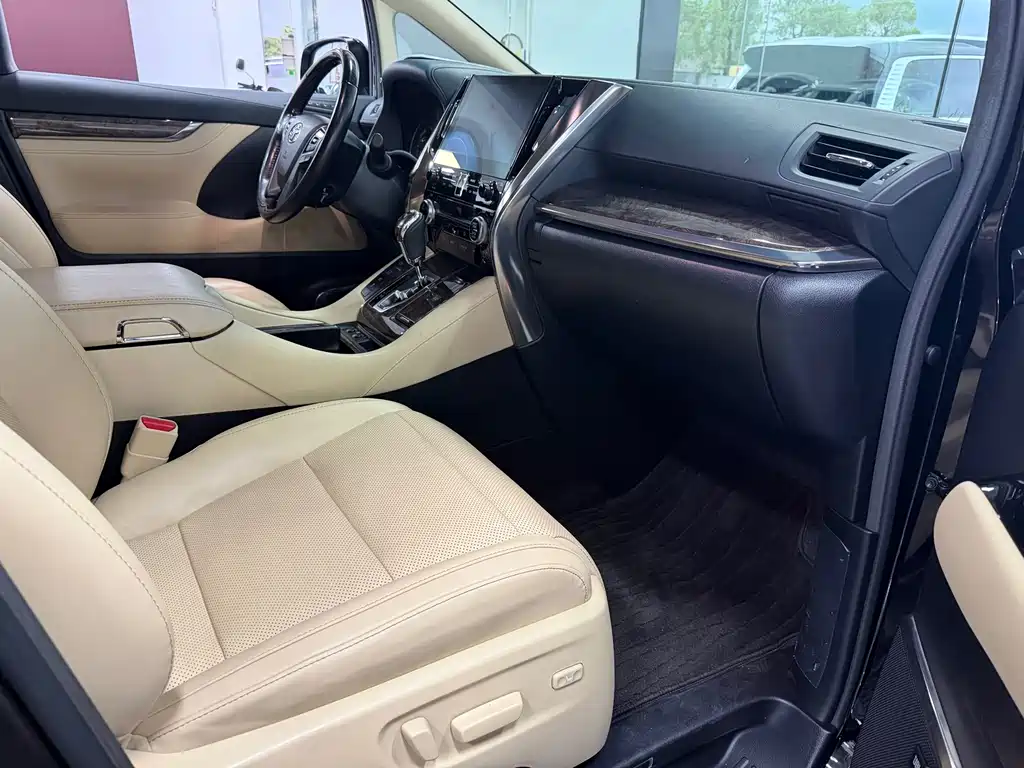 Toyota Alphard — миниатюра 10