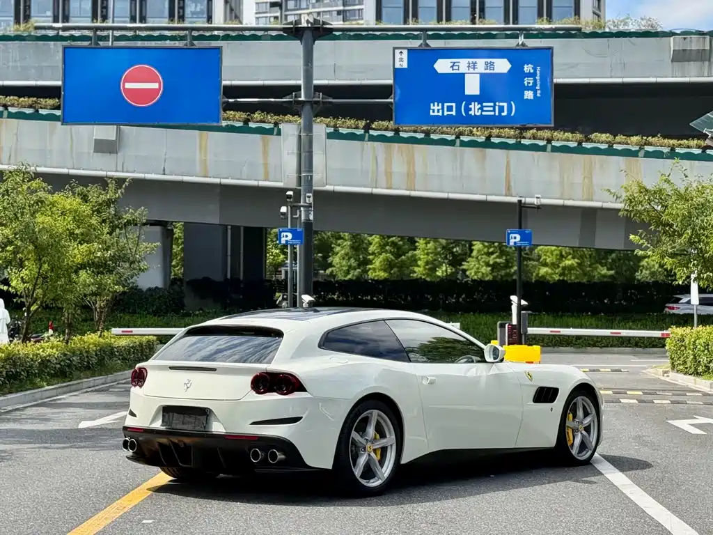 Ferrari GTC4Lusso — миниатюра 7