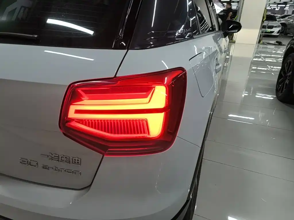 Audi Q2L e-tron — миниатюра 8