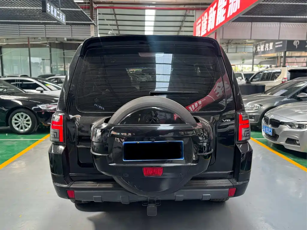 Mitsubishi Pajero (Import) — миниатюра 8