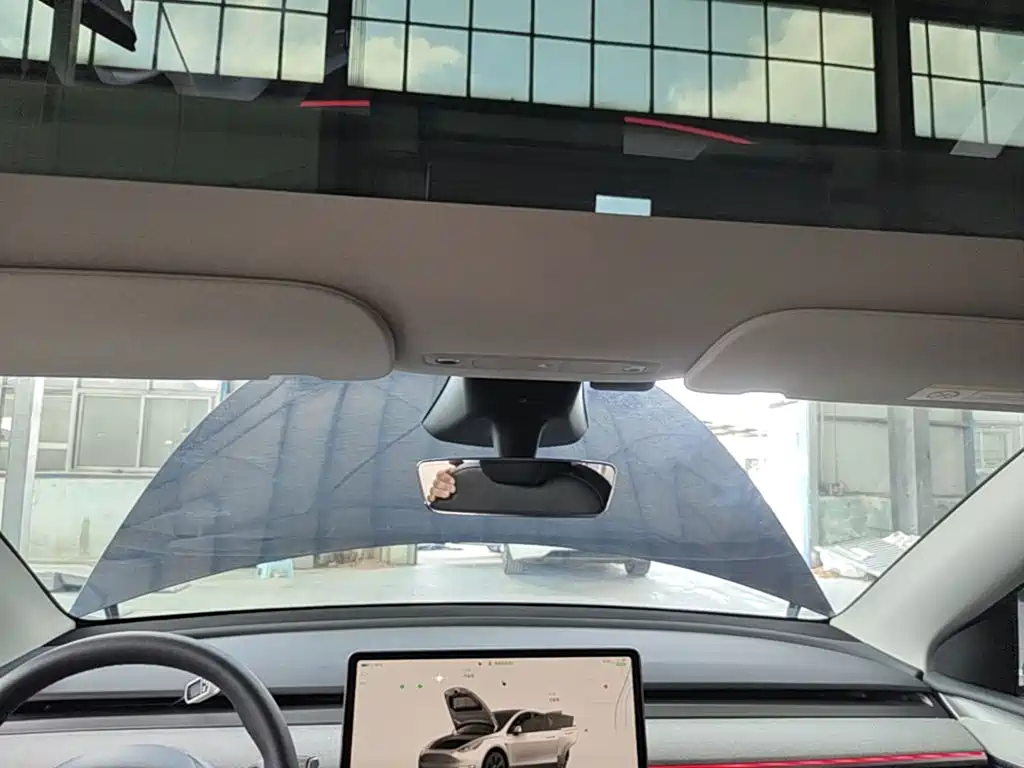 Tesla Model Y — миниатюра 18