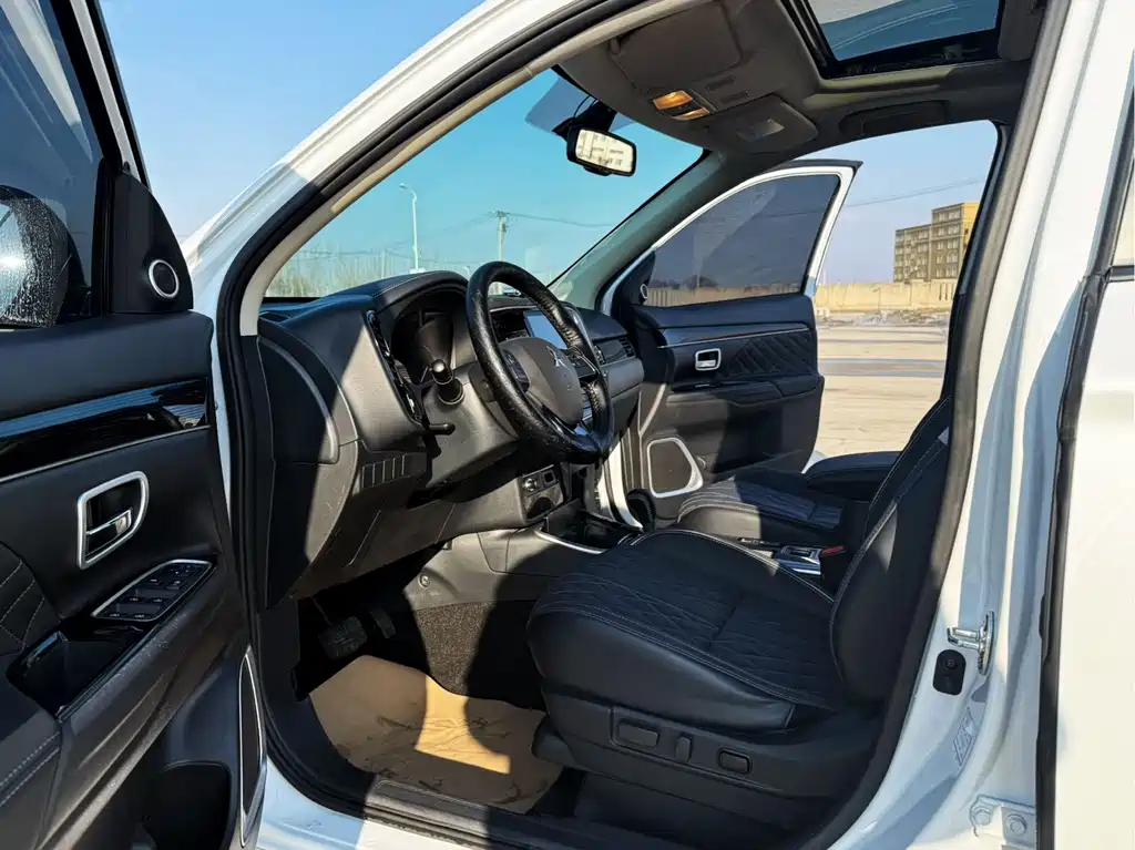 MITSUBISHI OUTLANDER