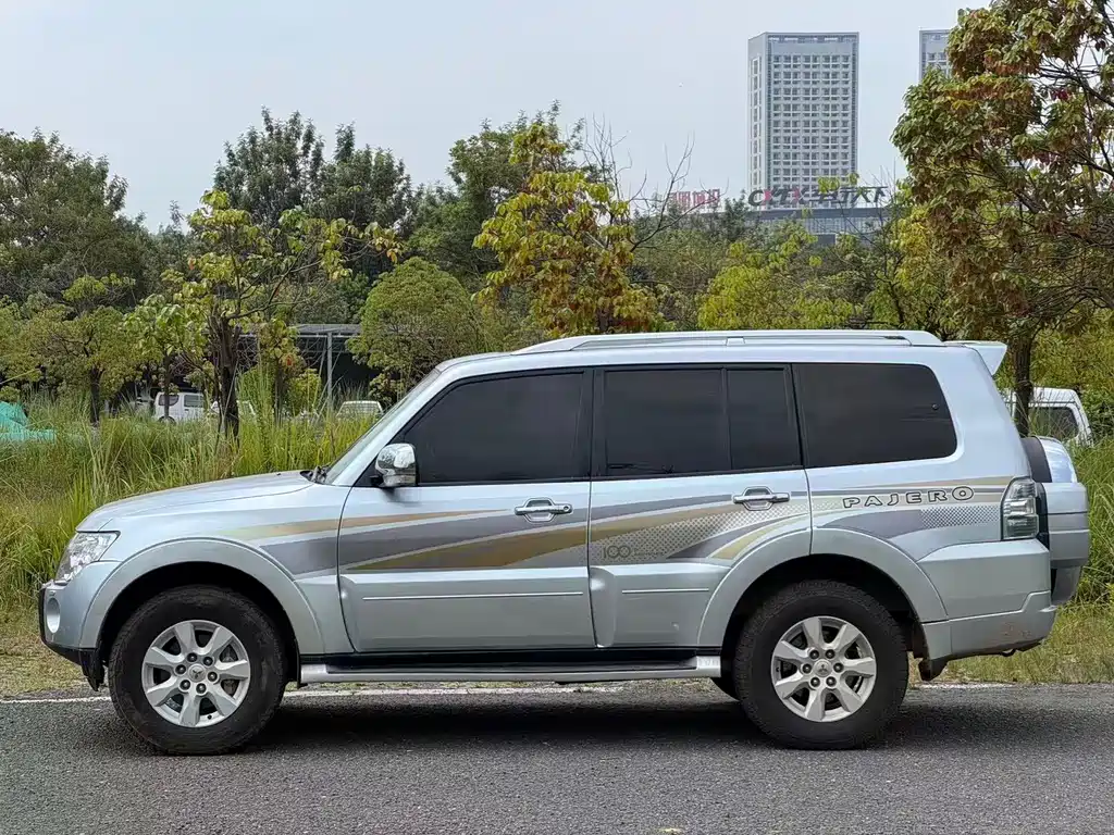 Mitsubishi Pajero (Import) — миниатюра 3
