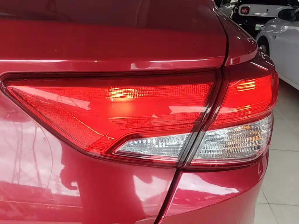 Nissan Bluebird — миниатюра 8