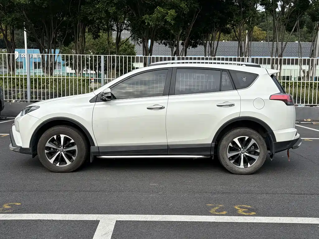 Toyota RAV4 — миниатюра 3