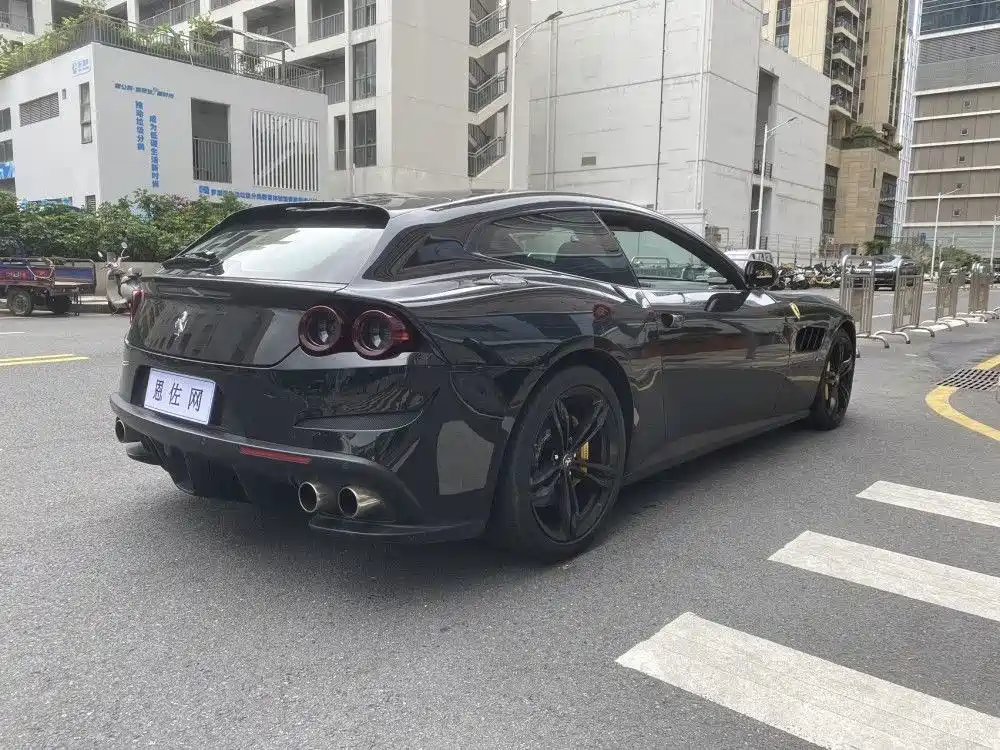 Ferrari GTC4Lusso — миниатюра 15