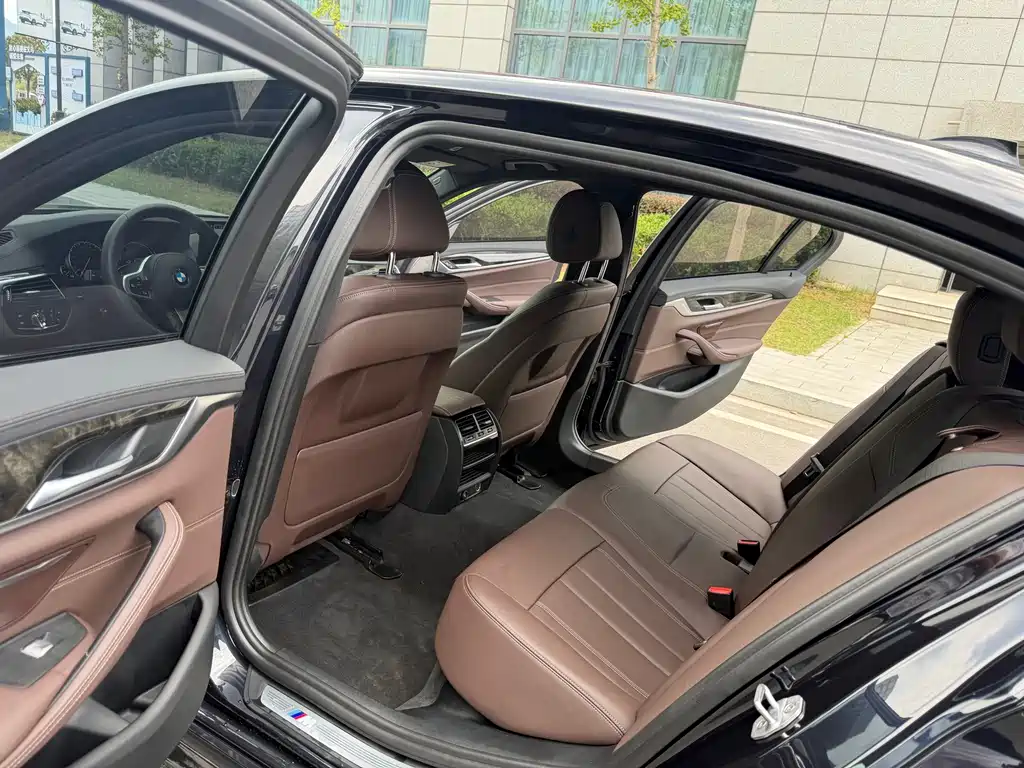 BMW 5 Series — миниатюра 11