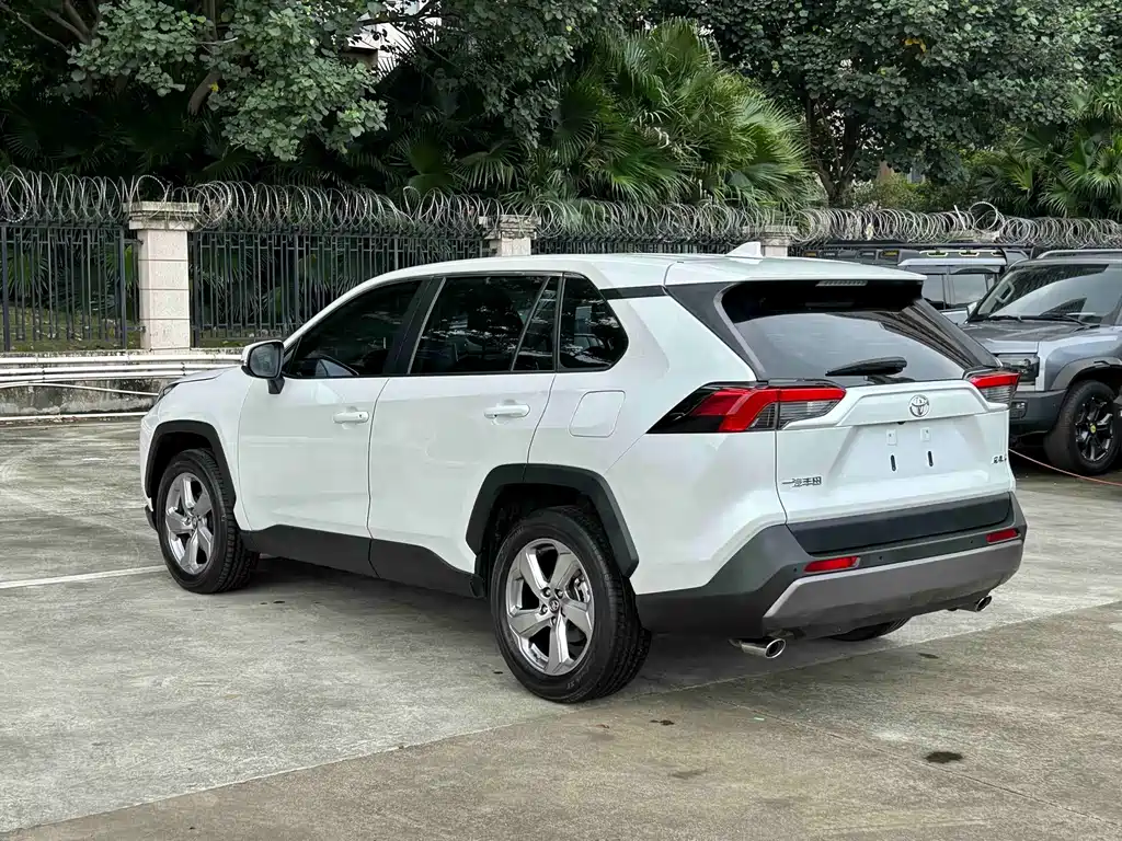 Toyota RAV4 — миниатюра 4