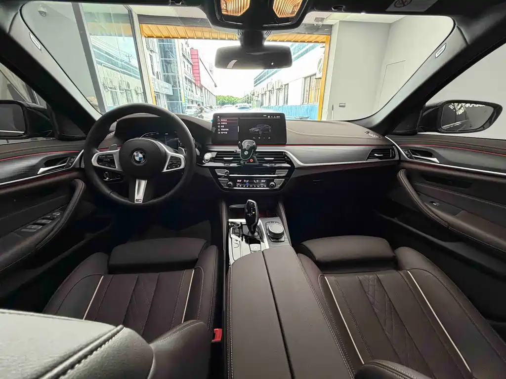BMW 5 Series — миниатюра 8