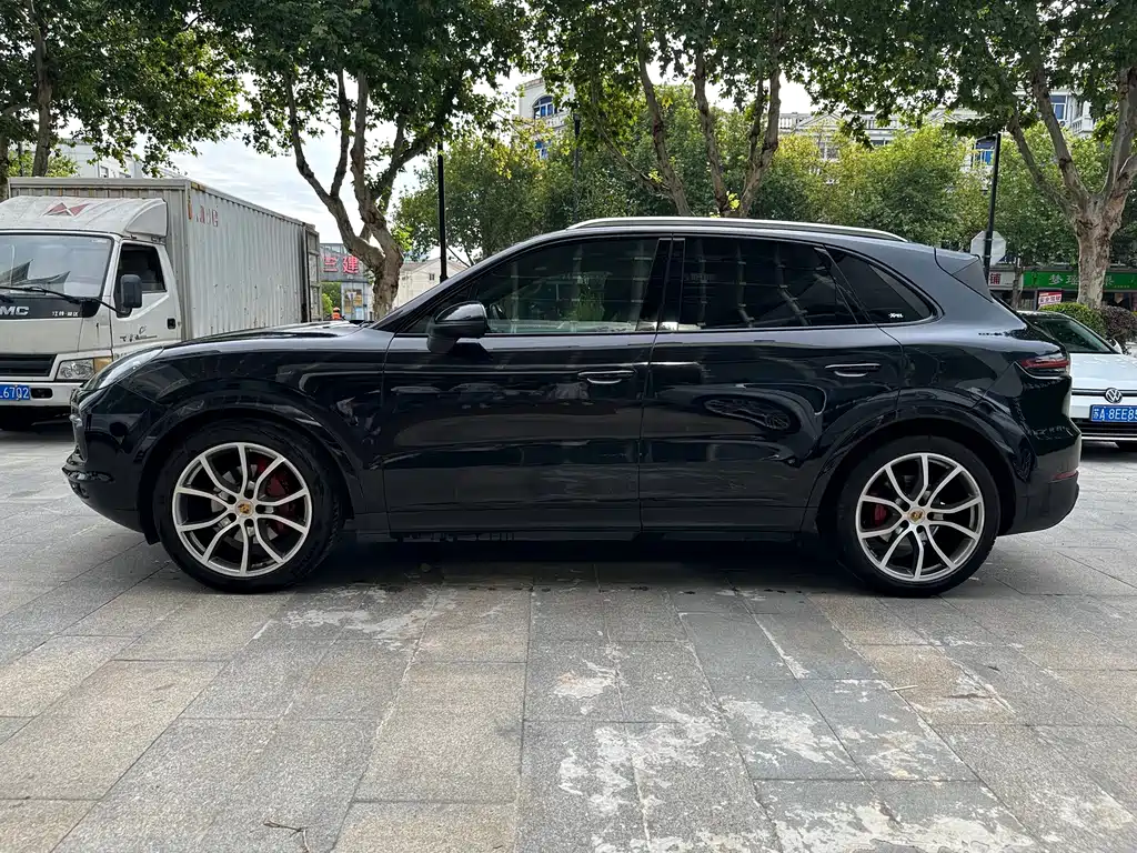 Porsche Cayenne — миниатюра 7