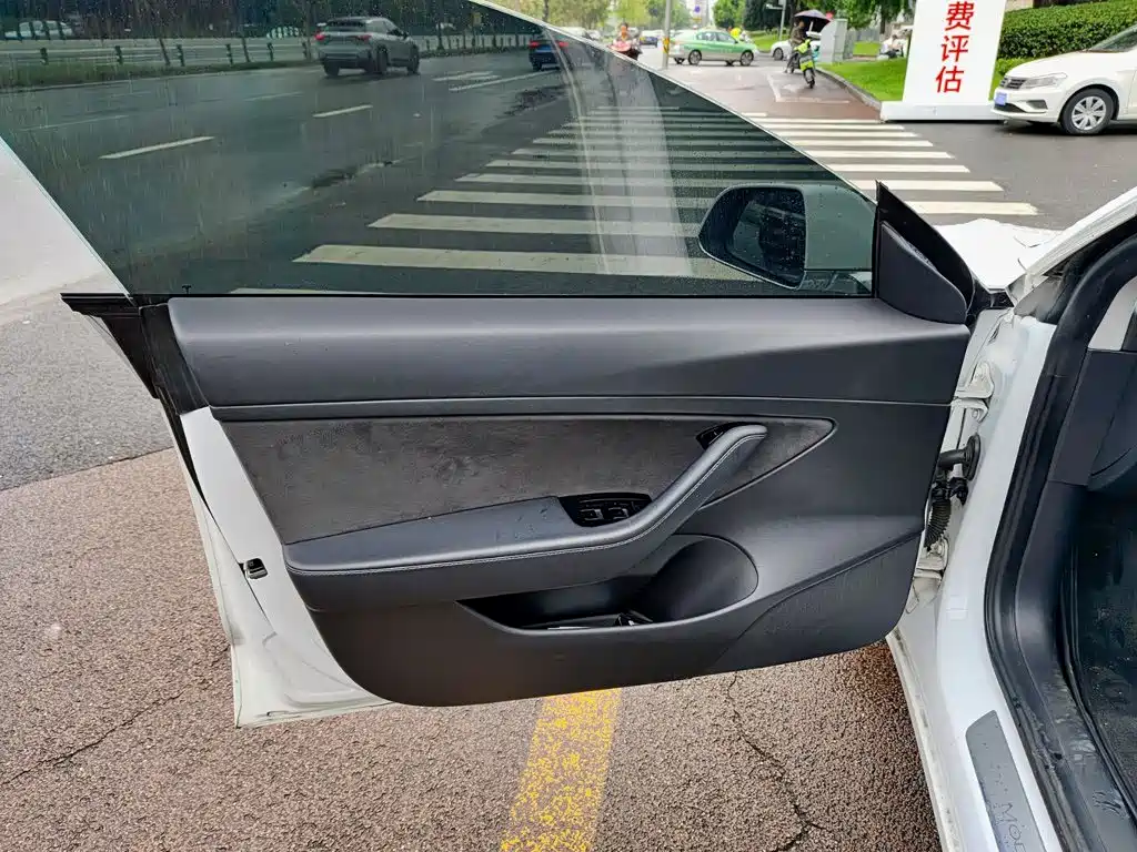Tesla Model 3 — миниатюра 6