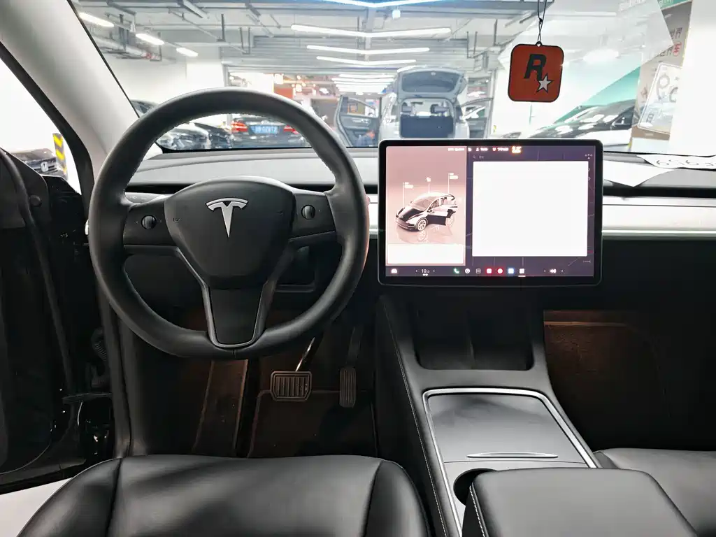 Tesla Model Y — миниатюра 12