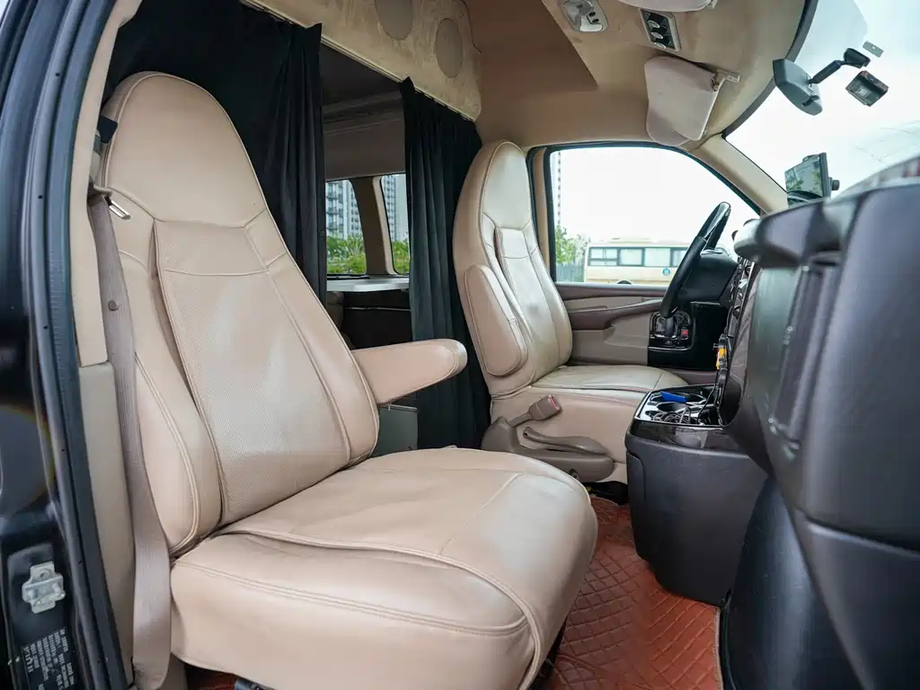 GMC Savana — миниатюра 5