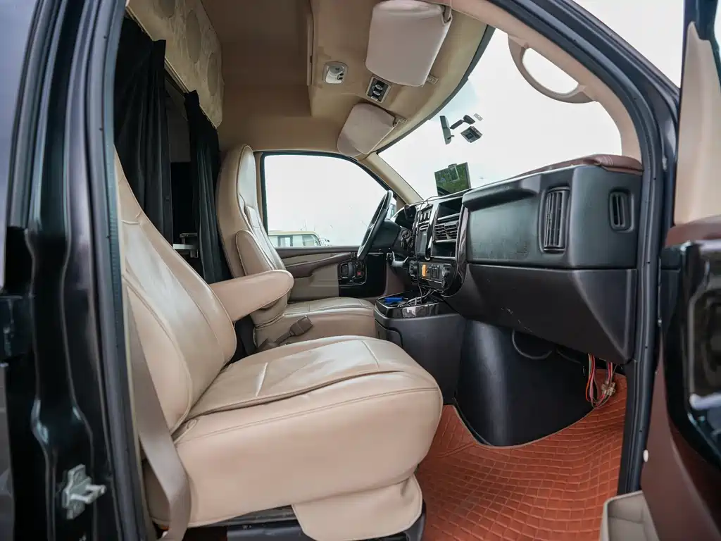 GMC Savana — миниатюра 6