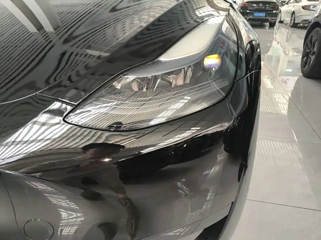 Tesla Model Y — миниатюра 24