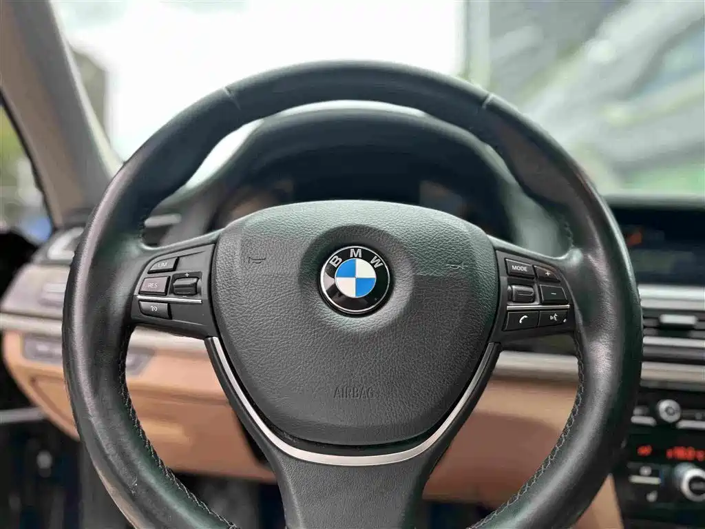 BMW 7 Series — миниатюра 13
