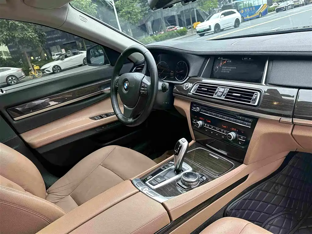 BMW 7 Series — миниатюра 24