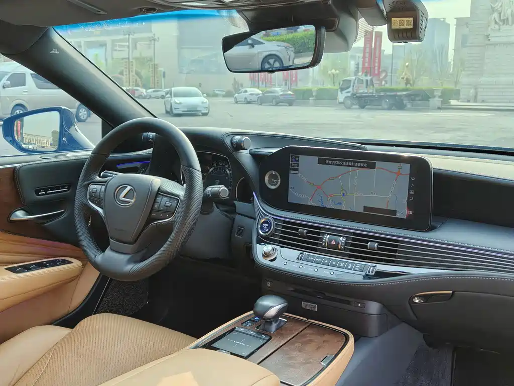 Lexus LS — миниатюра 11