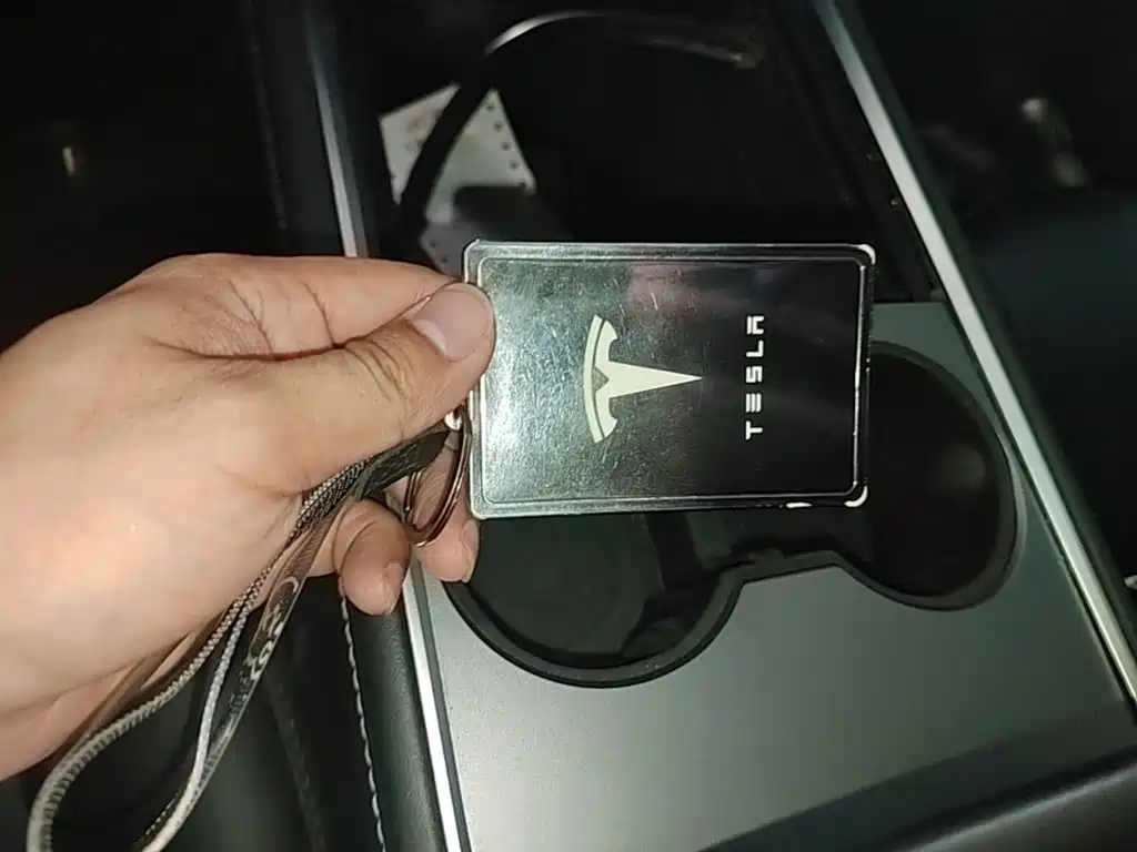 Tesla Model Y — миниатюра 9