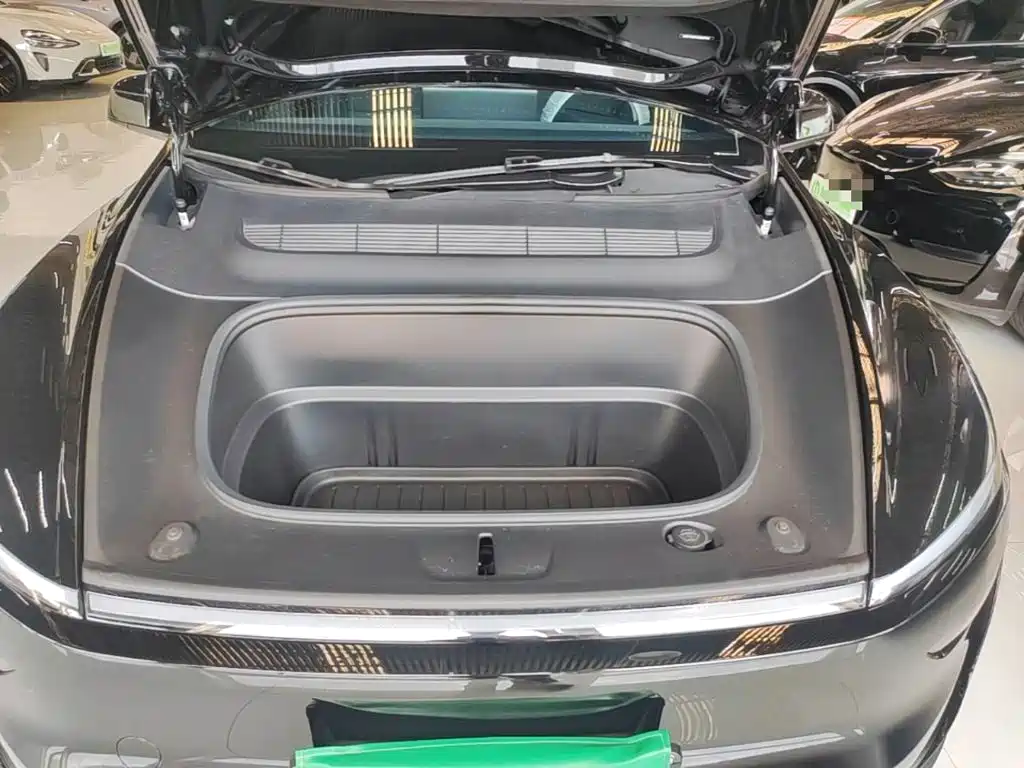 Tesla Model Y — миниатюра 20