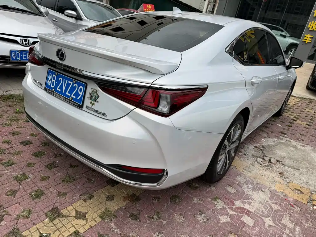 Lexus ES 2018 300h V