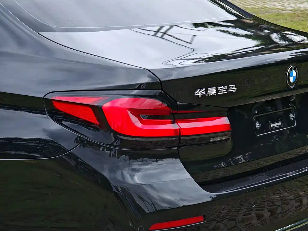 BMW 5 Series — миниатюра 11