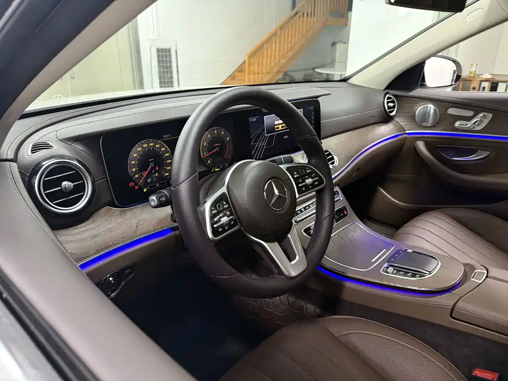 Mercedes-Benz E-Class — миниатюра 9