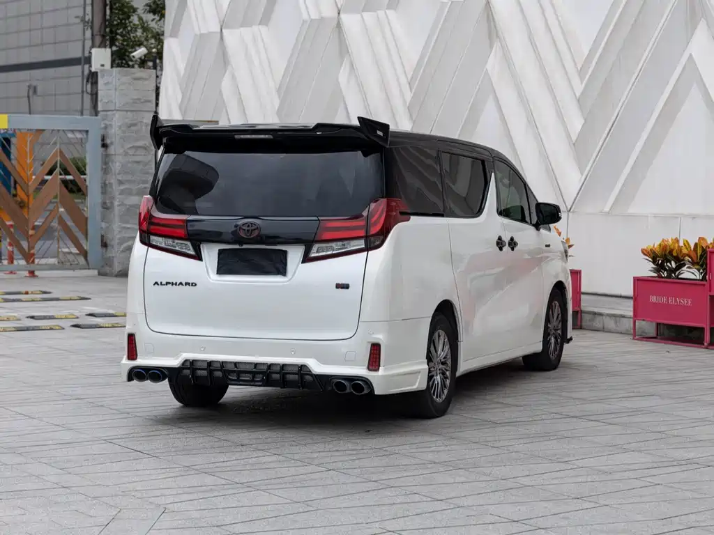Toyota Alphard — миниатюра 6