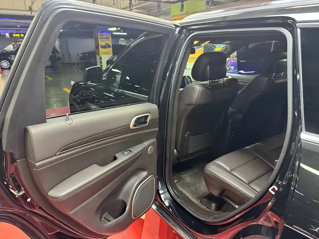 Jeep Grand Cherokee (Import) — миниатюра 37
