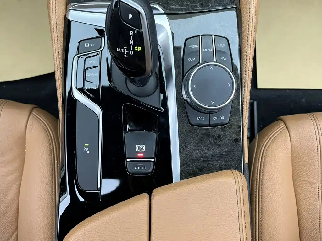 BMW 5 Series — миниатюра 21