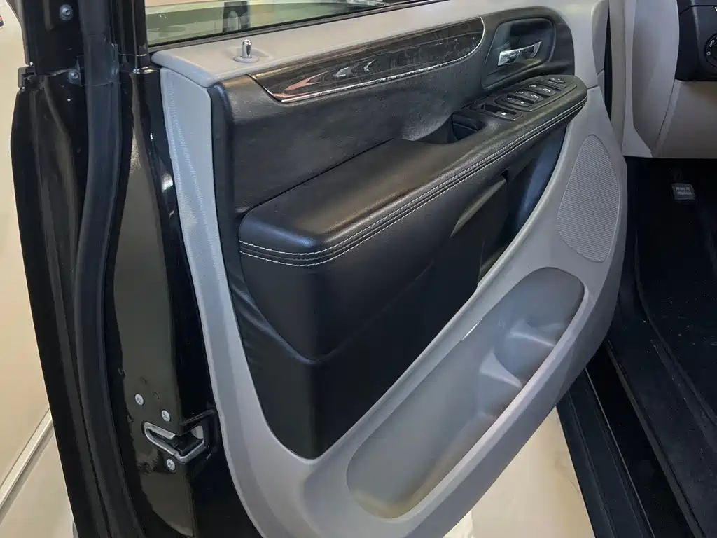 Chrysler Grand Voyager (Import) — миниатюра 11