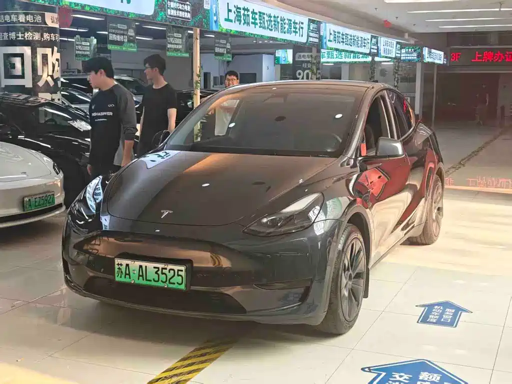 2024 Tesla Model Y - zdjęcie 1 z 9