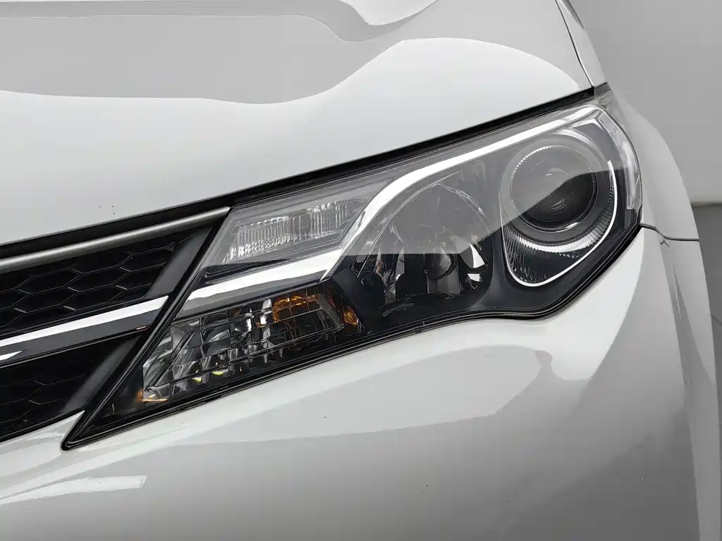 Toyota RAV4 — миниатюра 7